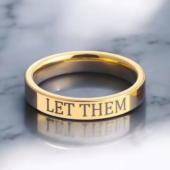 ‼️NEW IN‼️Gold Engraved Ring Size 7 - Picture 1 of 3